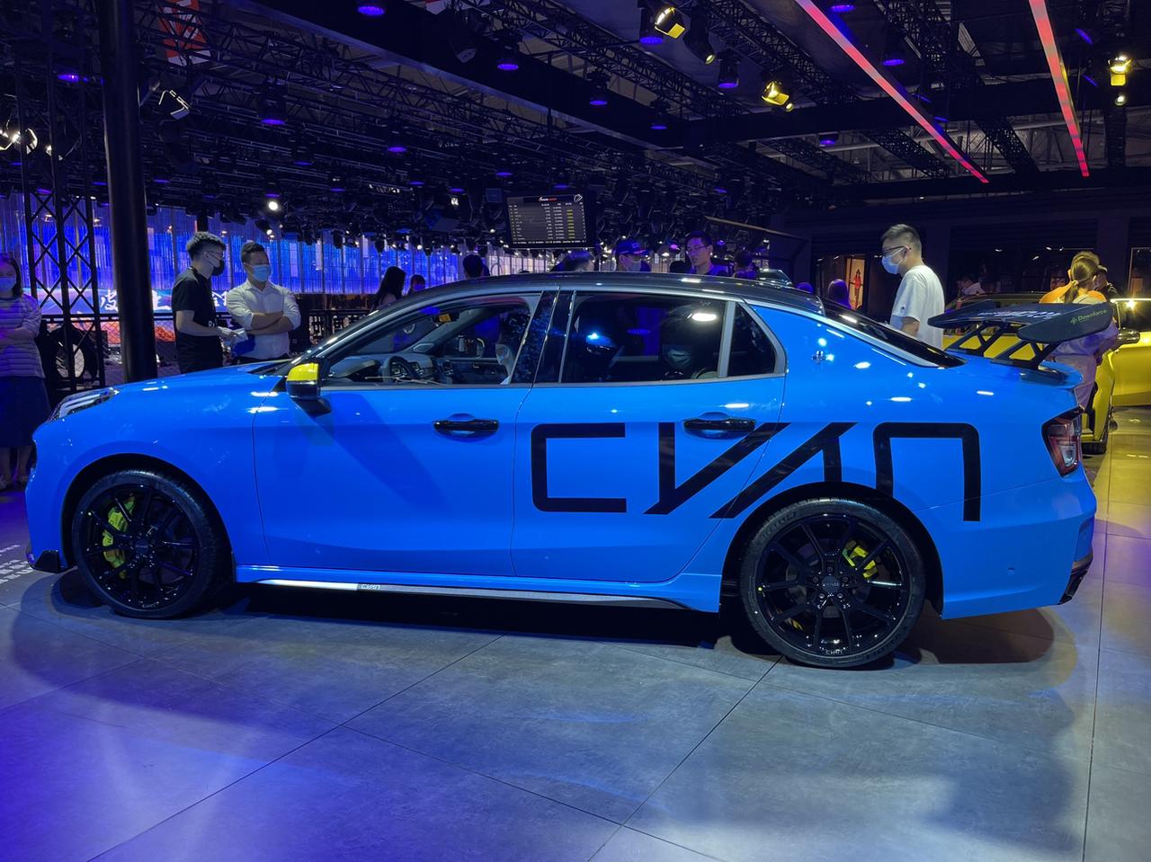 领克03 cyan定制版,蓝色涂装 黄色拉花,实车还是很帅的