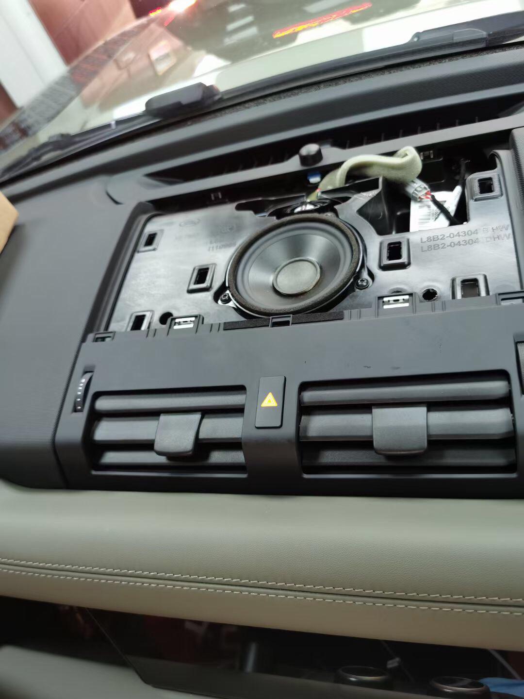 路虎卫士825音响