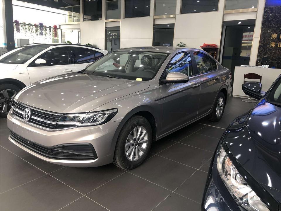 宝来白色好看还是海贝金好看本人男33岁