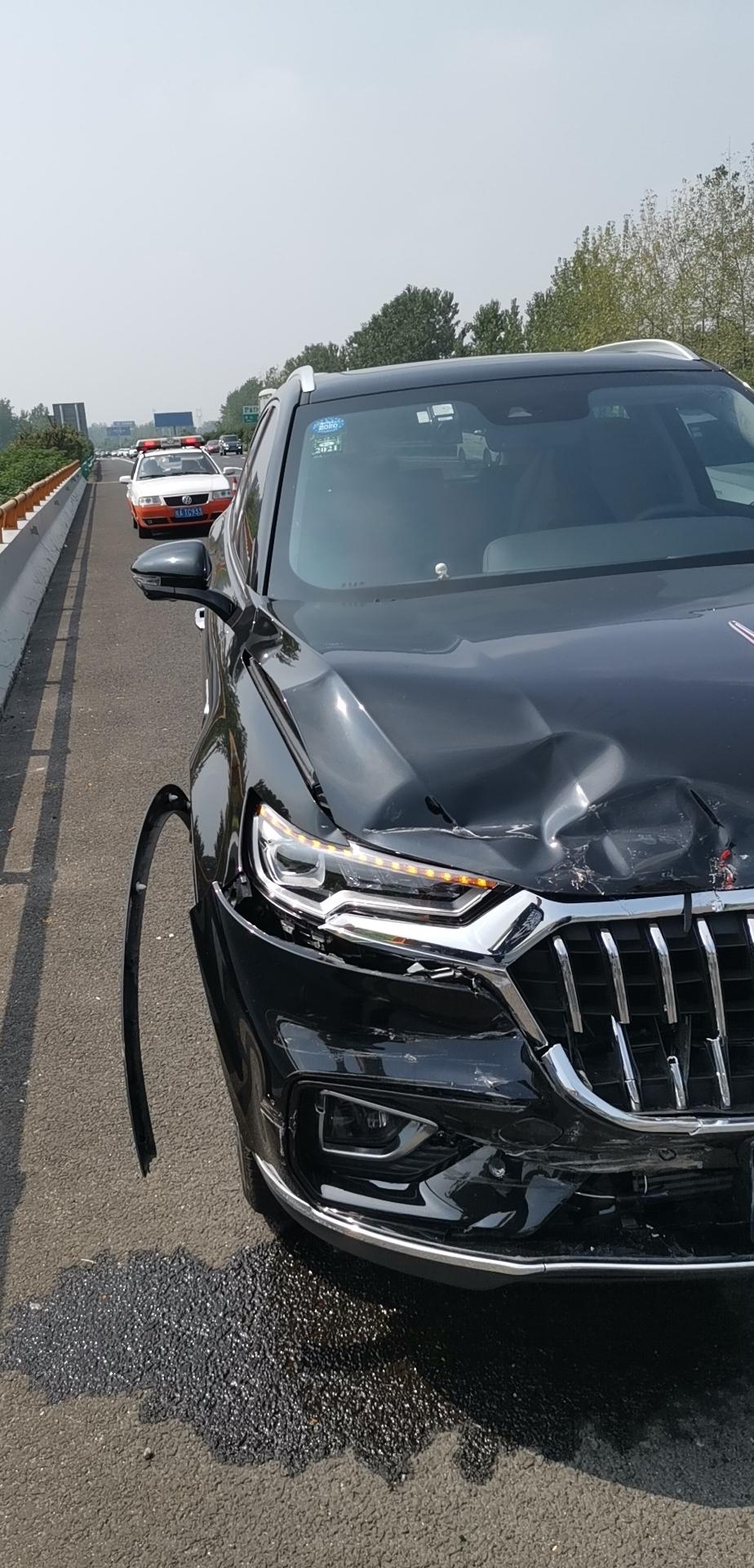 中秋节高速追尾了,虽然出了事故 红旗车不错,那么快的速度,不