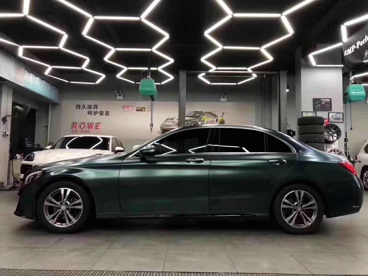 当奔驰c200撞上电光金属墨绿,你就会发现,低调,内敛,气质