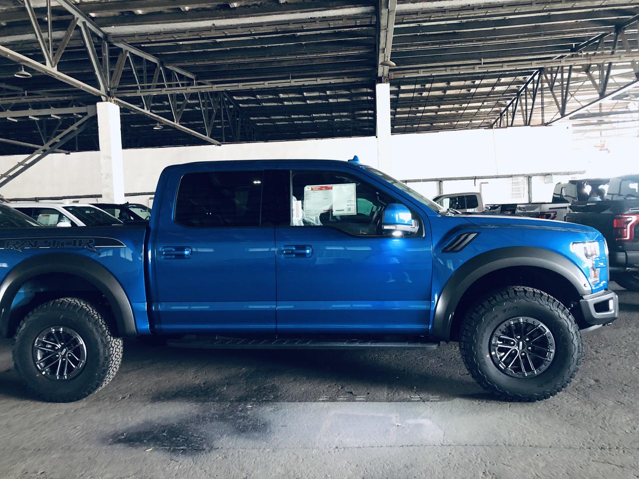 2020款福特猛禽450匹马力led大灯实车照片