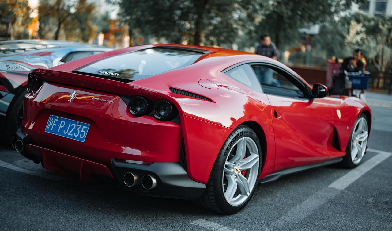 刚入手了一辆812,跟自己的小牛合个影_法拉利812车友圈_懂车帝