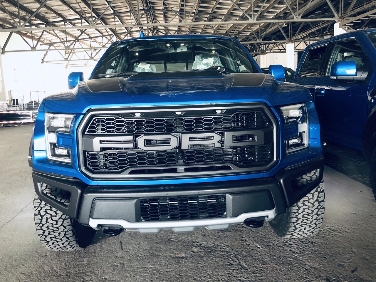 2020款福特猛禽450匹马力led大灯实车照片