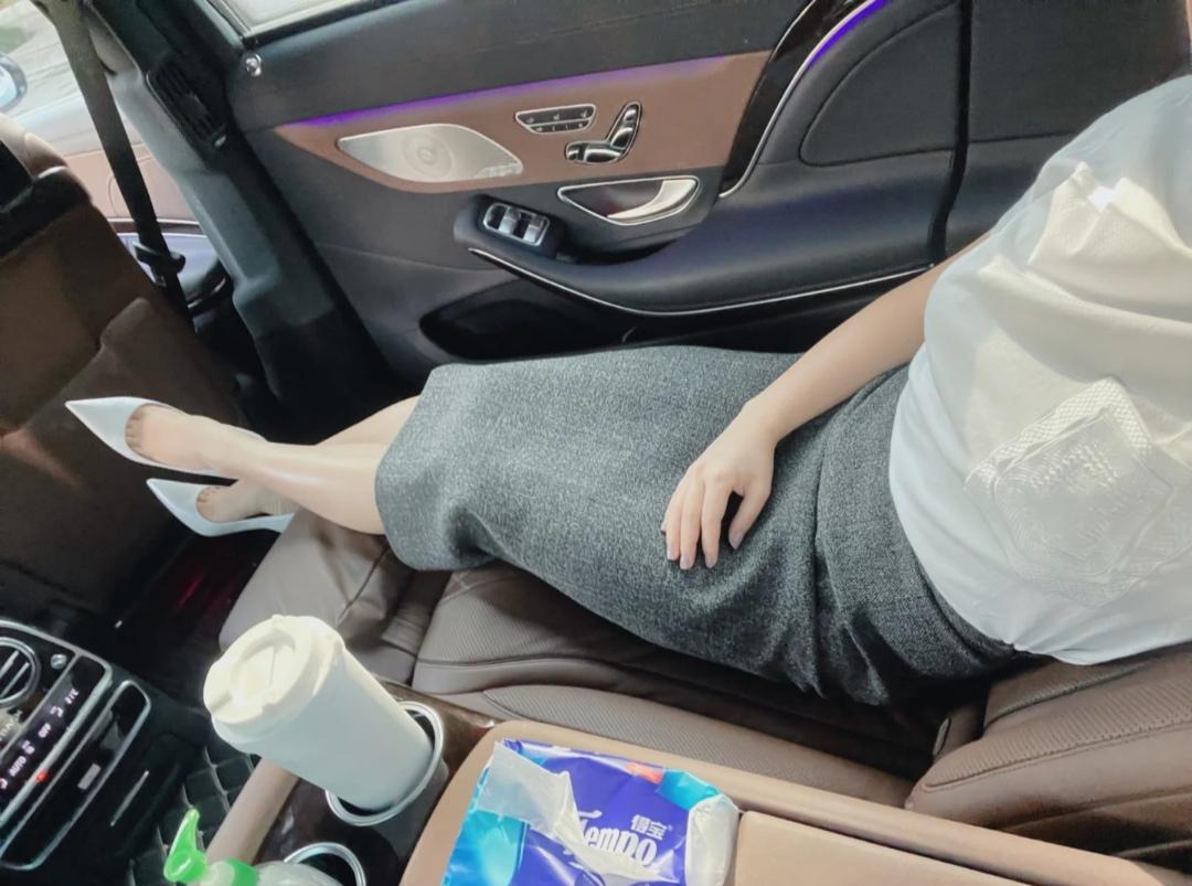 奔驰右后座尊贵女主人的日常