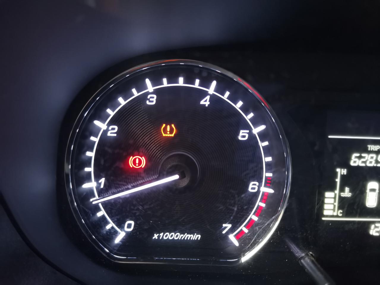 胎压正常四个也都一致为什么还在亮