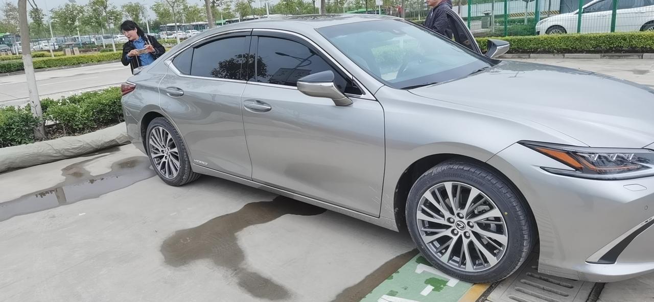 es300h臻享钛银色提车