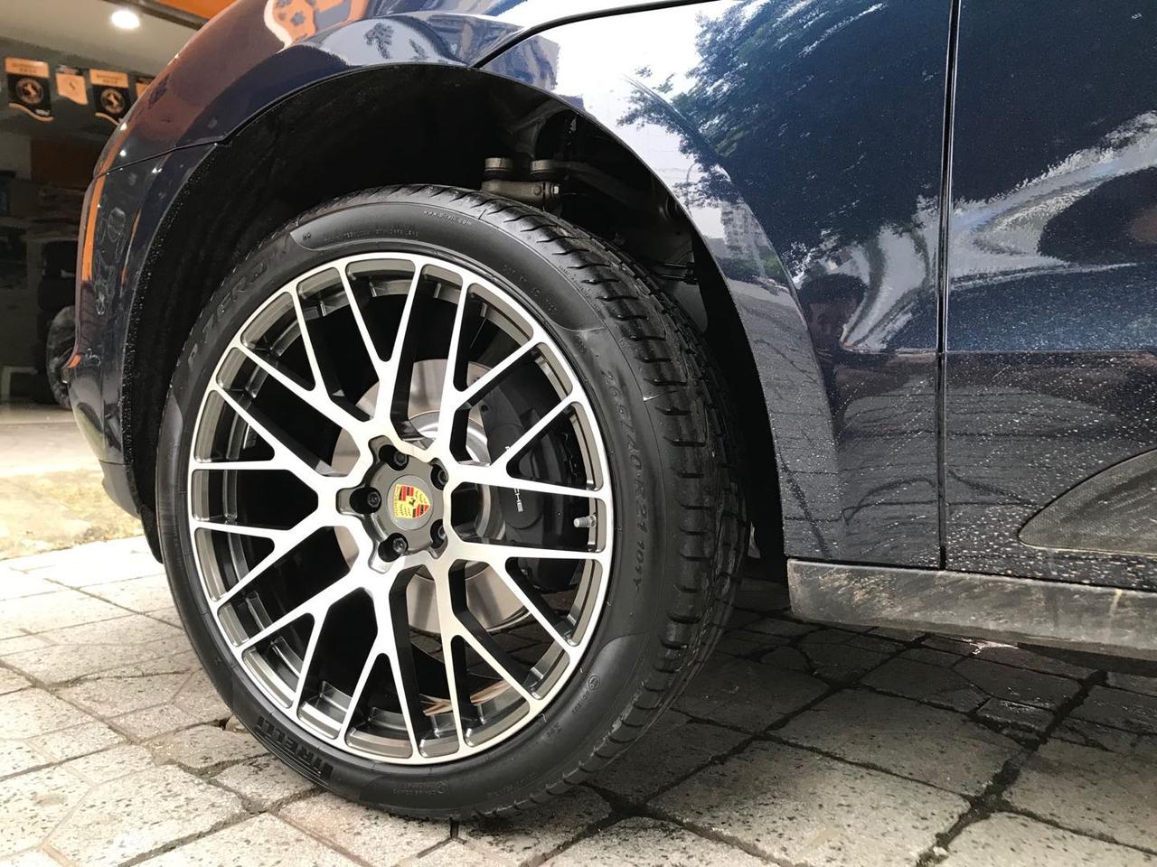 macan一步到位改装升级21寸鸟巢锻造轮毂这双鞋子有点大