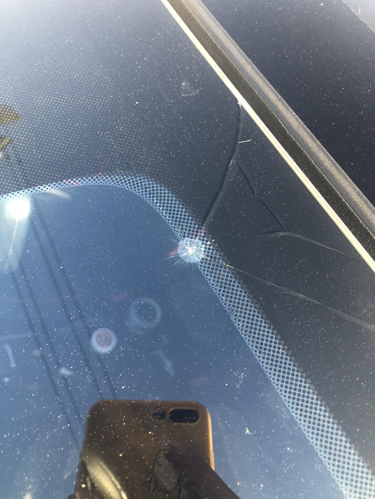 前挡风玻璃夹层裂了没事吧各位求解答谢谢