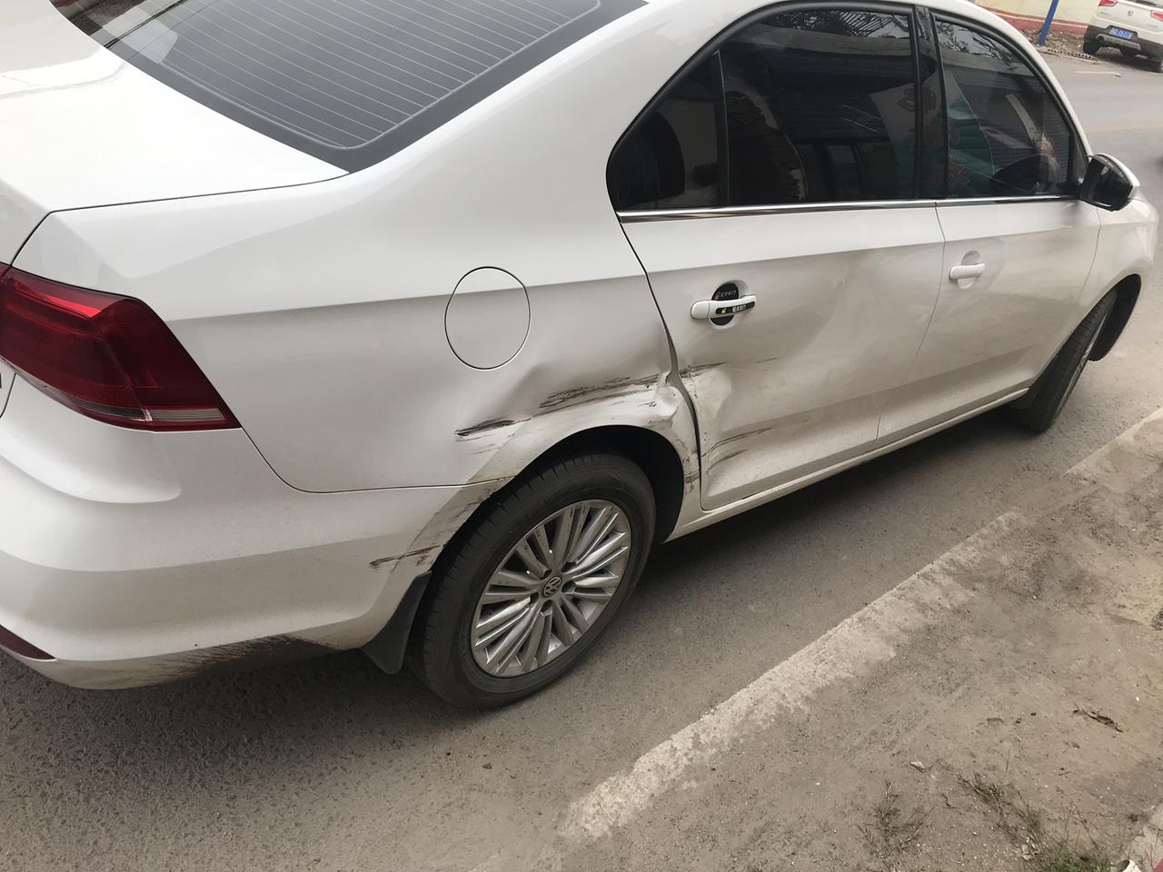 今天上班路上被女司机倒车撞了