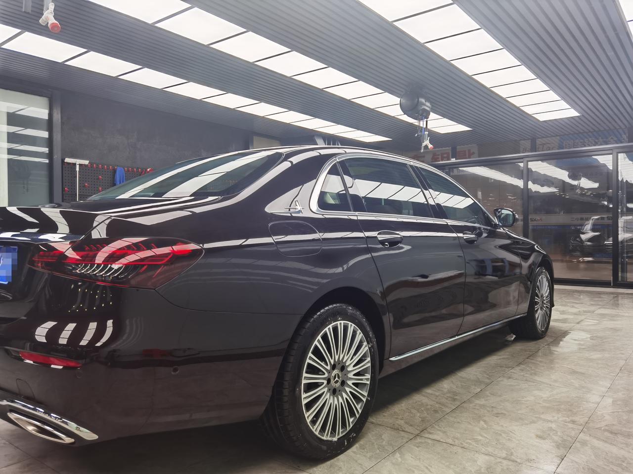 给新买的红宝石黑奔驰e300l,贴了车衣_奔驰e级车友圈_懂车帝