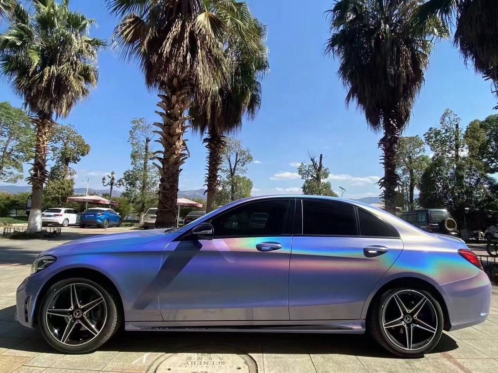 七彩镭射蓝一眼看去像脏兮兮的但仔细看能看出它的华丽感