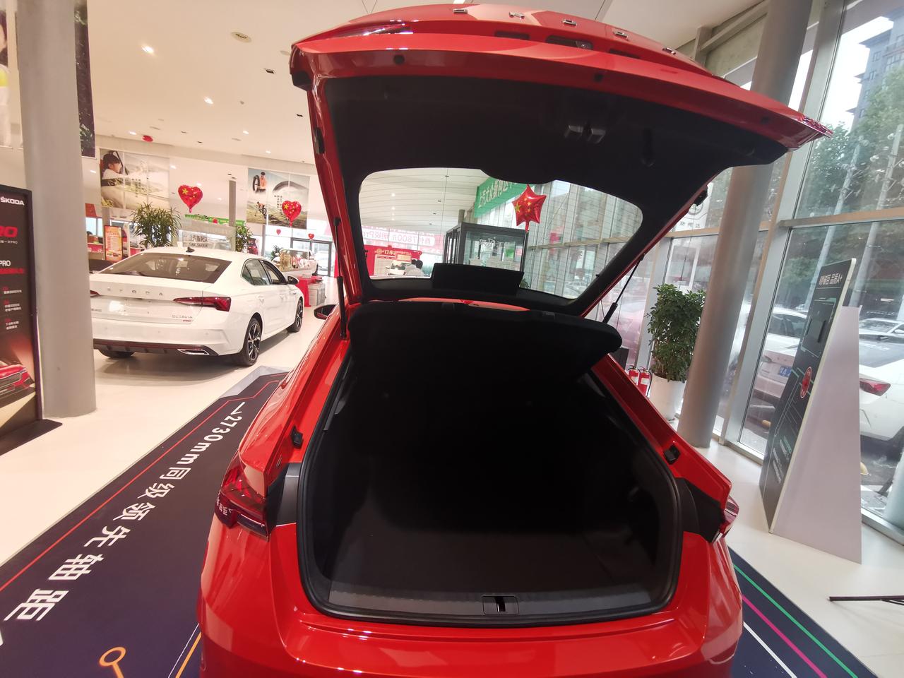 红色明锐pro超大的后备箱开启角度