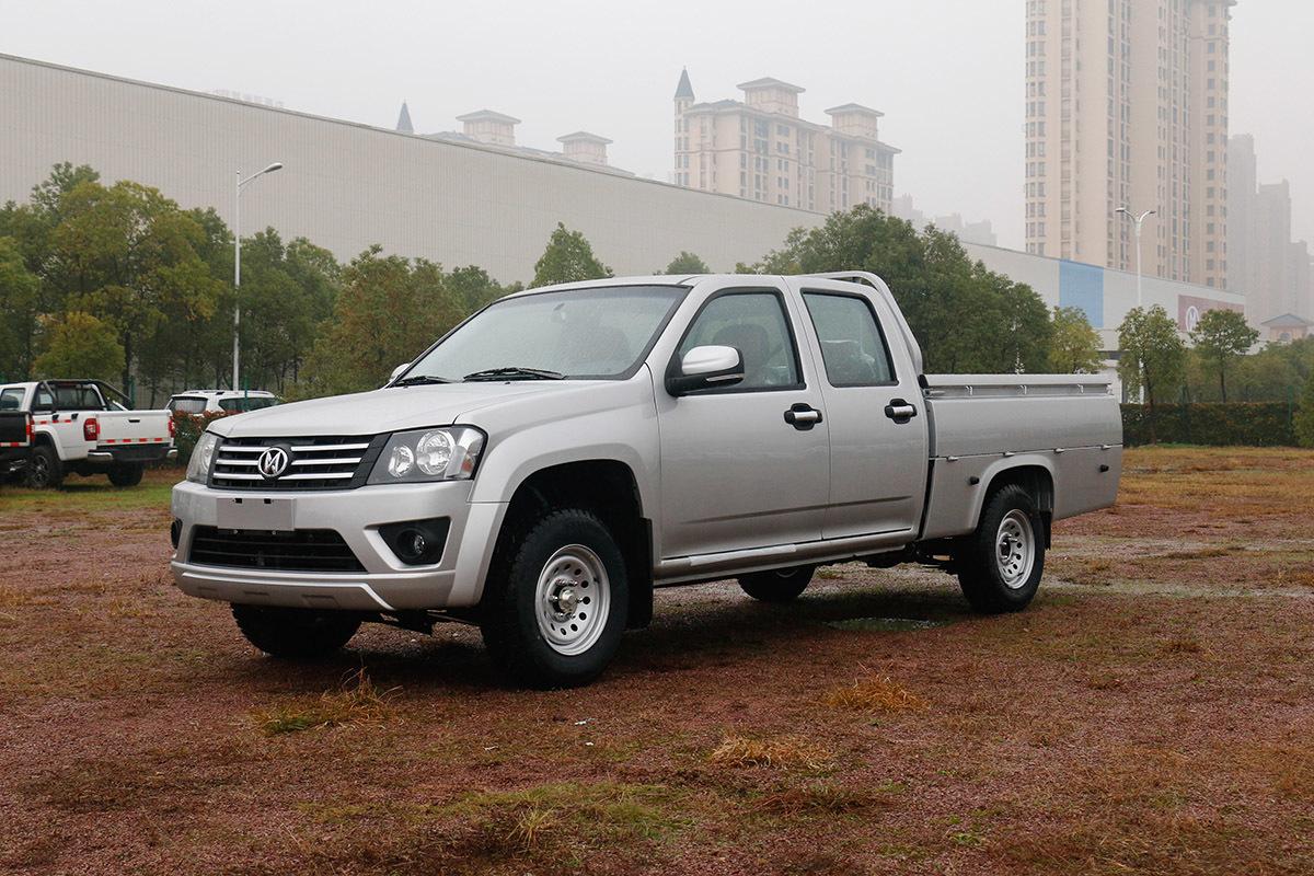 骐铃t100是一款"跨界"的皮卡车型,这台汽油版车型搭载2