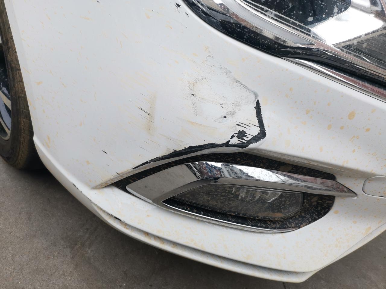 新车停路边被撞伤严重,对方逃逸_荣威i5车友圈_懂车帝