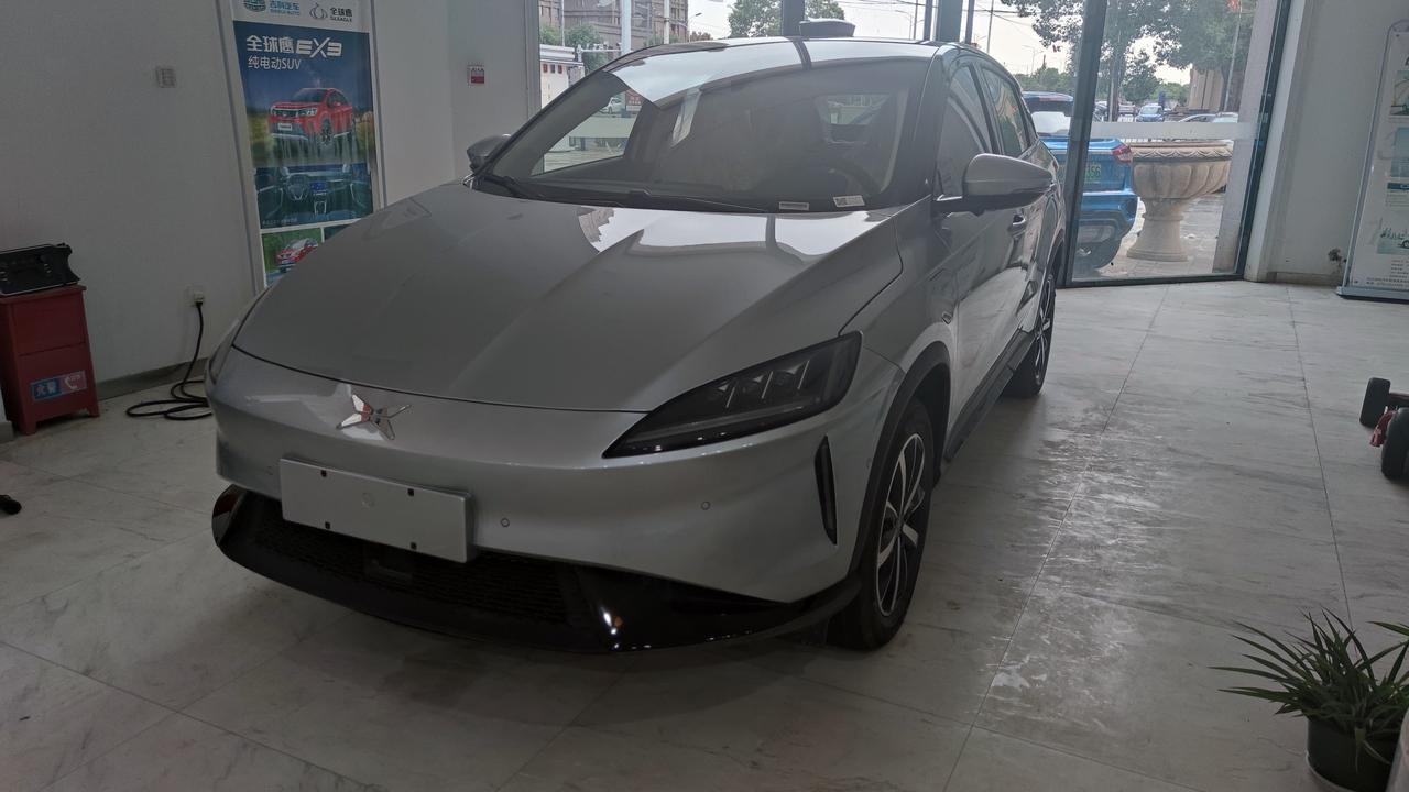 听过银色选配是4000元居然用在小鹏车上面这么好看