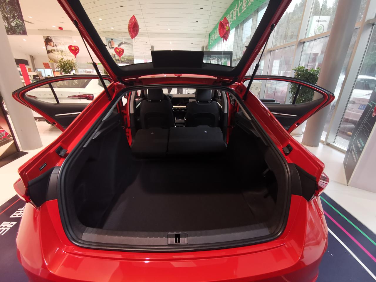 红色明锐pro超大的后备箱开启角度