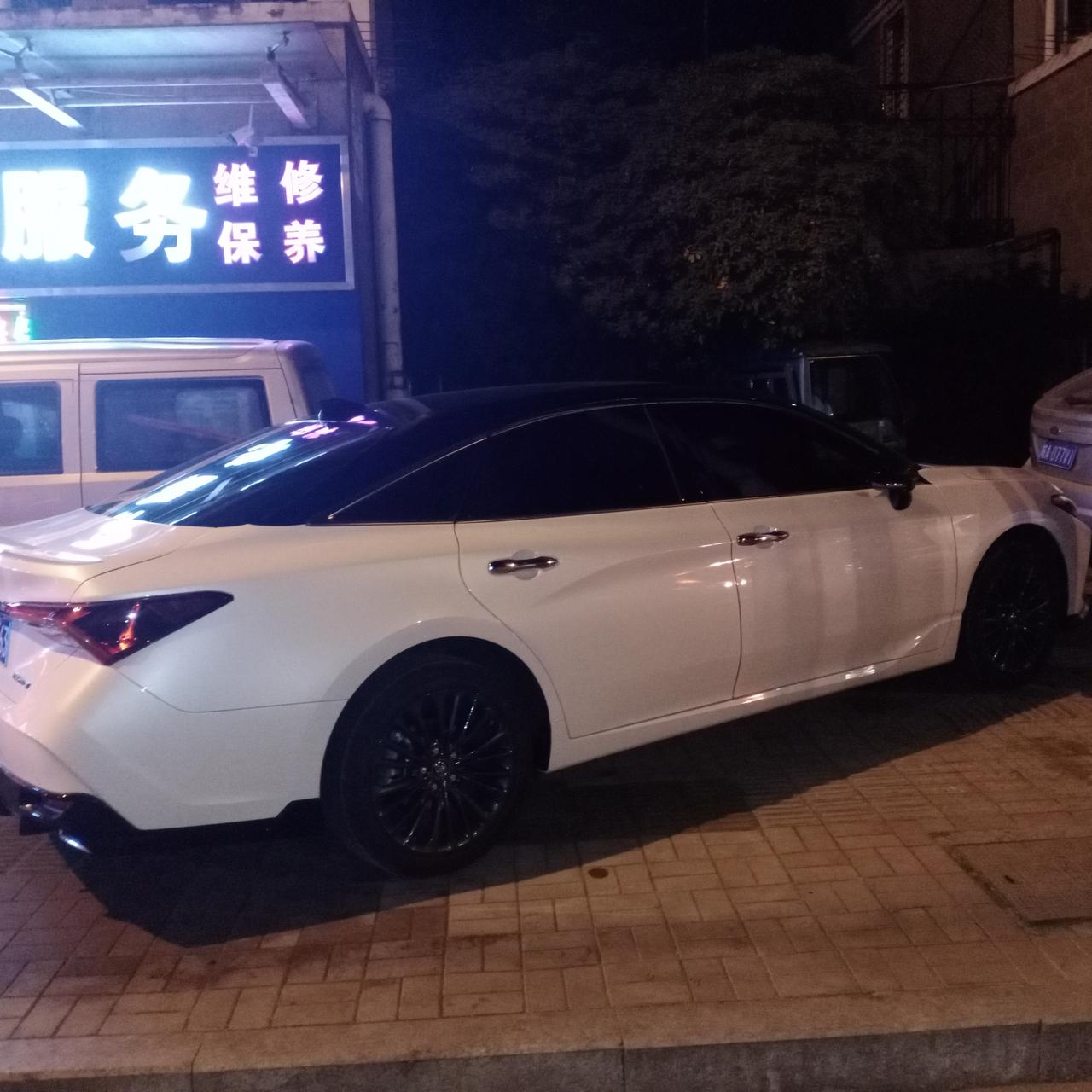 亚洲龙白车黑顶