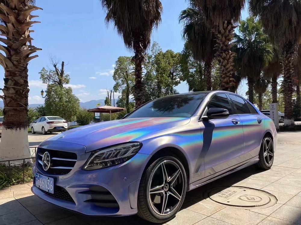 七彩镭射蓝一眼看去像脏兮兮的但仔细看能看出它的华丽感