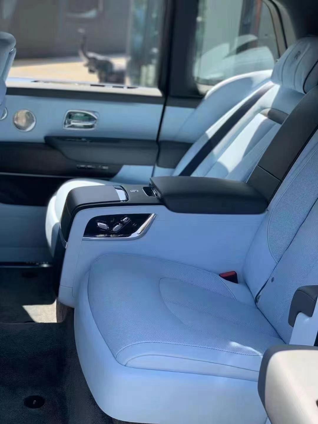 库里南 四座伊瓜苏兰查尔斯蓝内饰流星顶喜欢吗_库里南车友圈_懂车帝