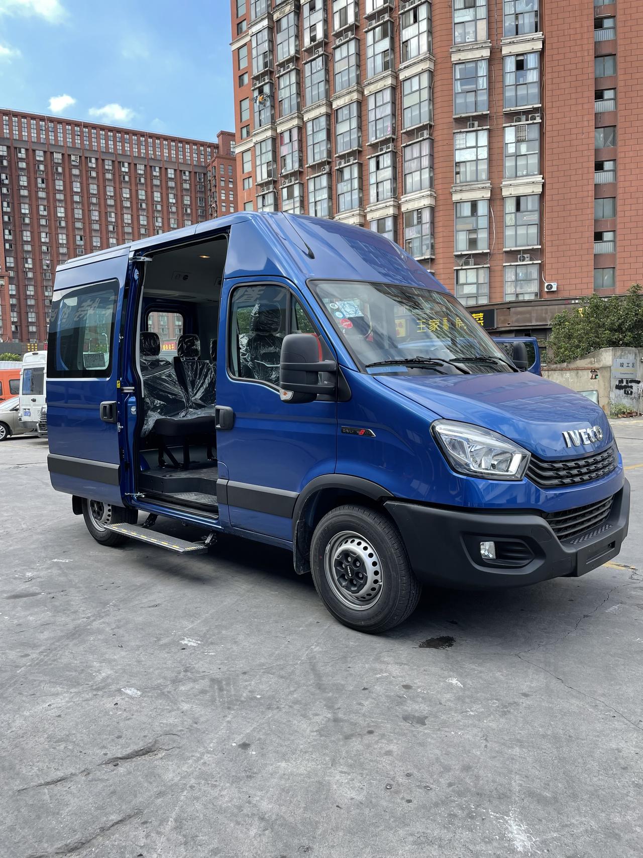 依维柯新欧胜m13高顶8at宝石蓝
