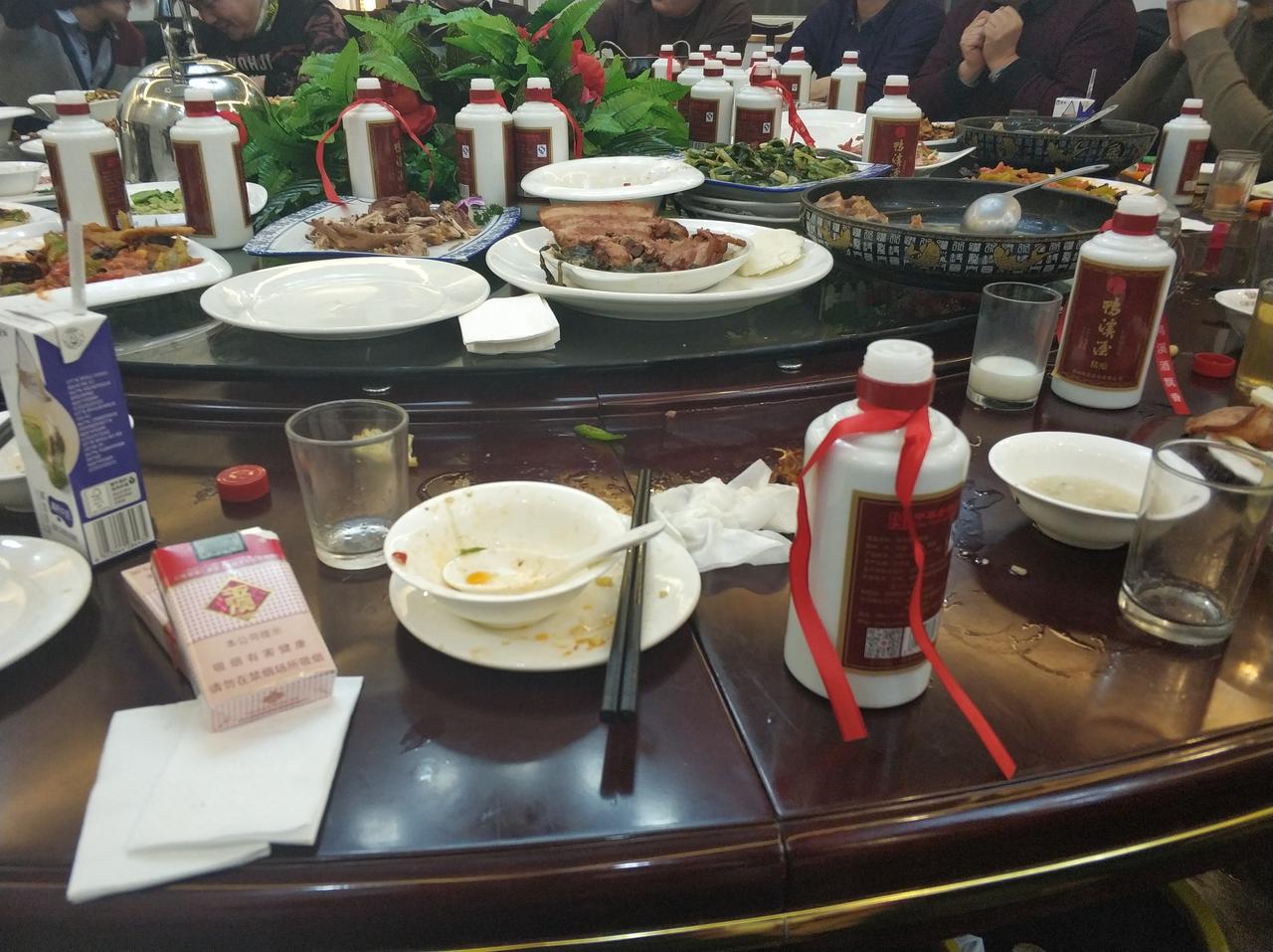 看懂野帝圈主秀酒,俺也来秀秀,周四晚上喝的酒……一桌怼了24