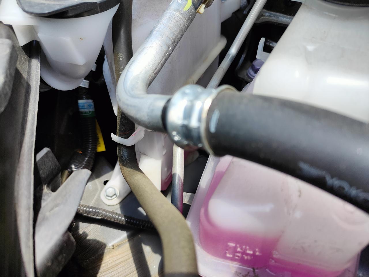 亚洲龙 发动机舱有两个装粉色液体的,左边的很少了,请问是什么