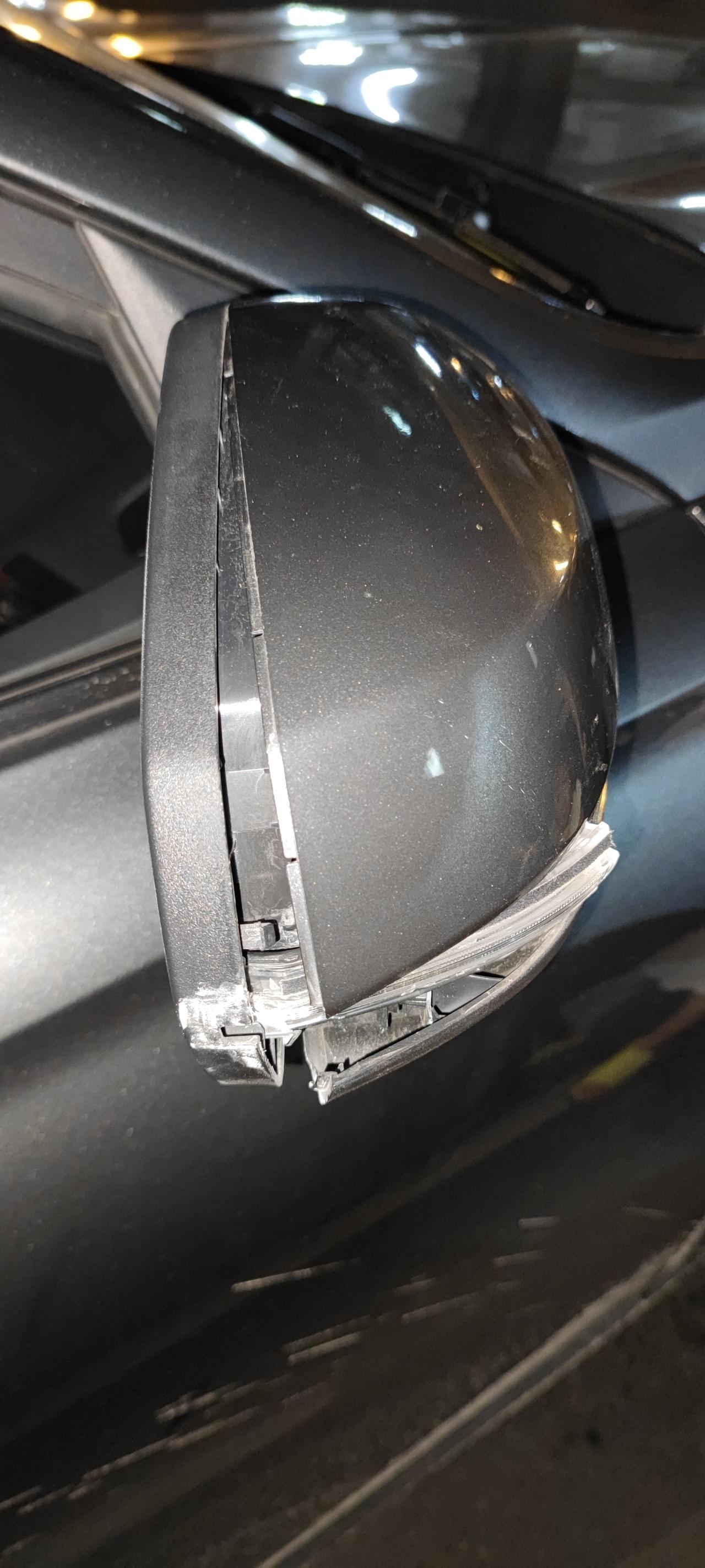 刚提的车后视镜被撞坏了