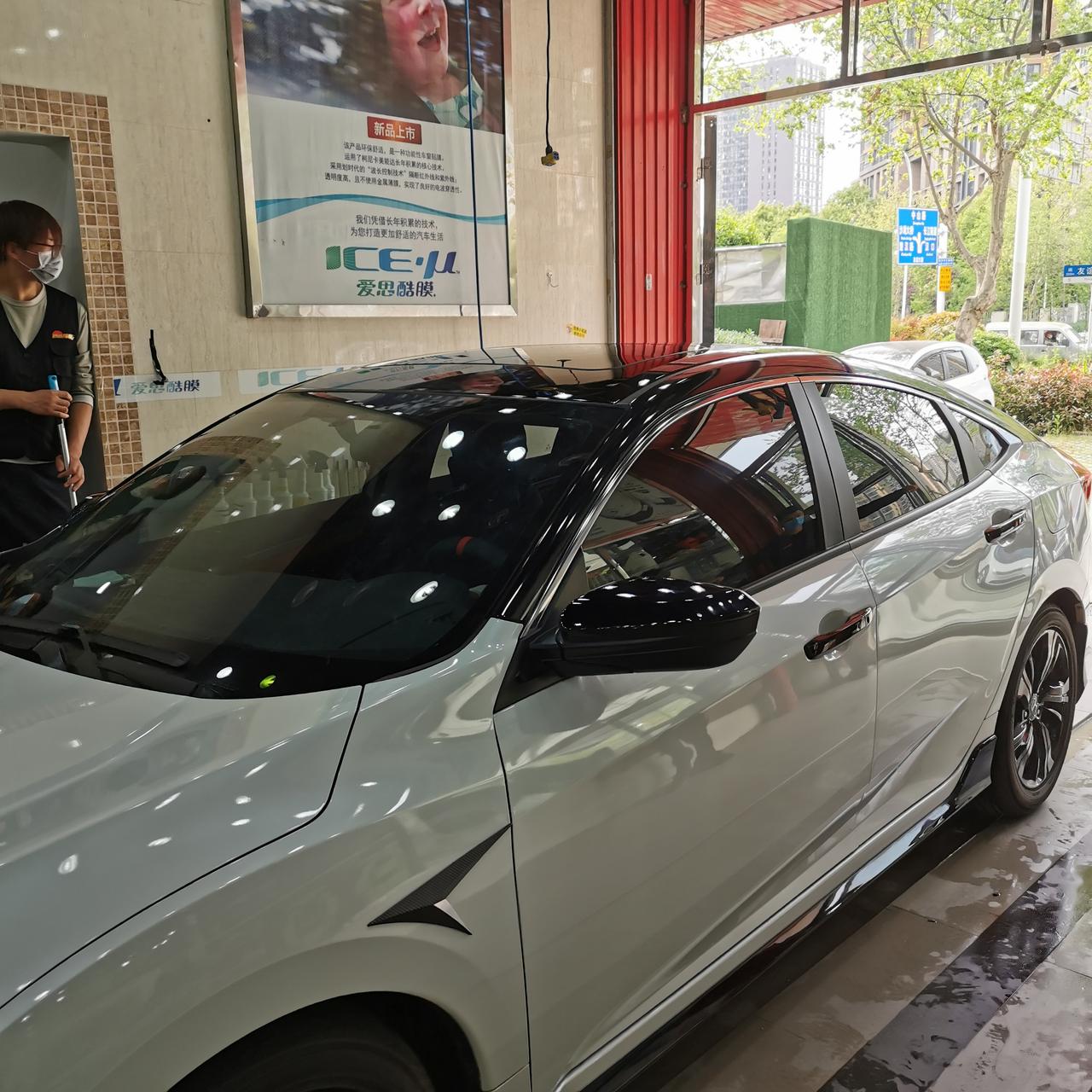 十代思域亮黑悬浮车顶改色膜施工中