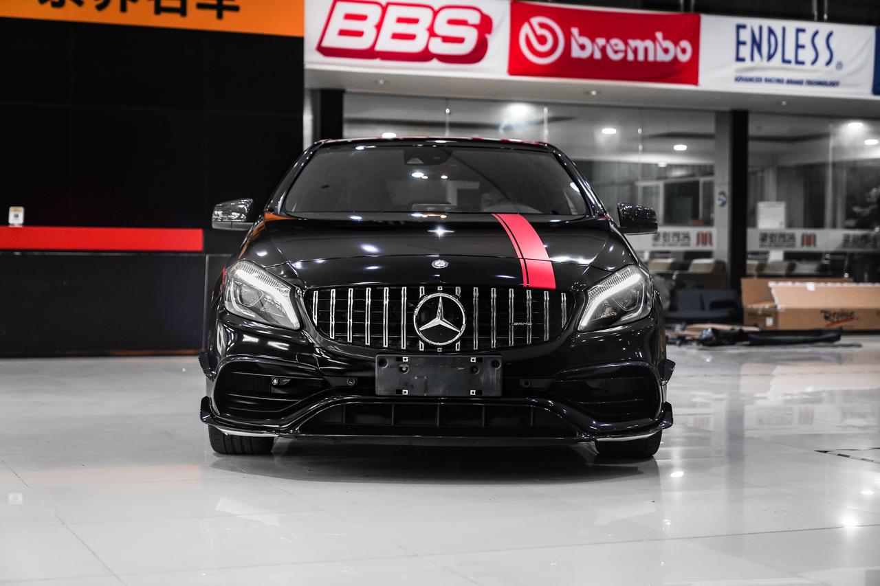 德系改装大王女车主的奔驰a45 amg换装黑武士加个性定制拉花,捍卫