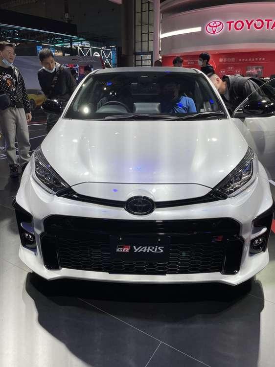 看到媒体朋友在车展顺手拍的 丰田gr yaris,他来了他来
