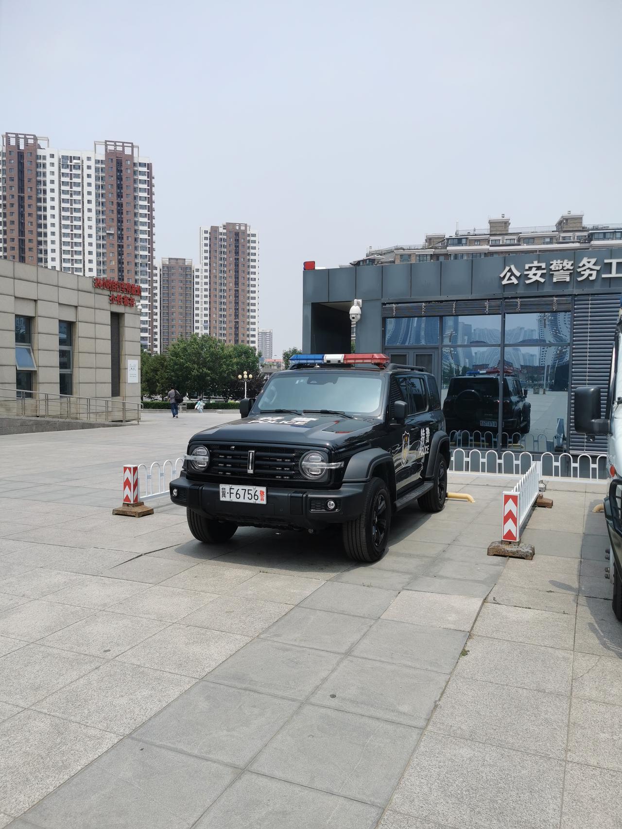 保定东看到台坦克三百警车是真的帅