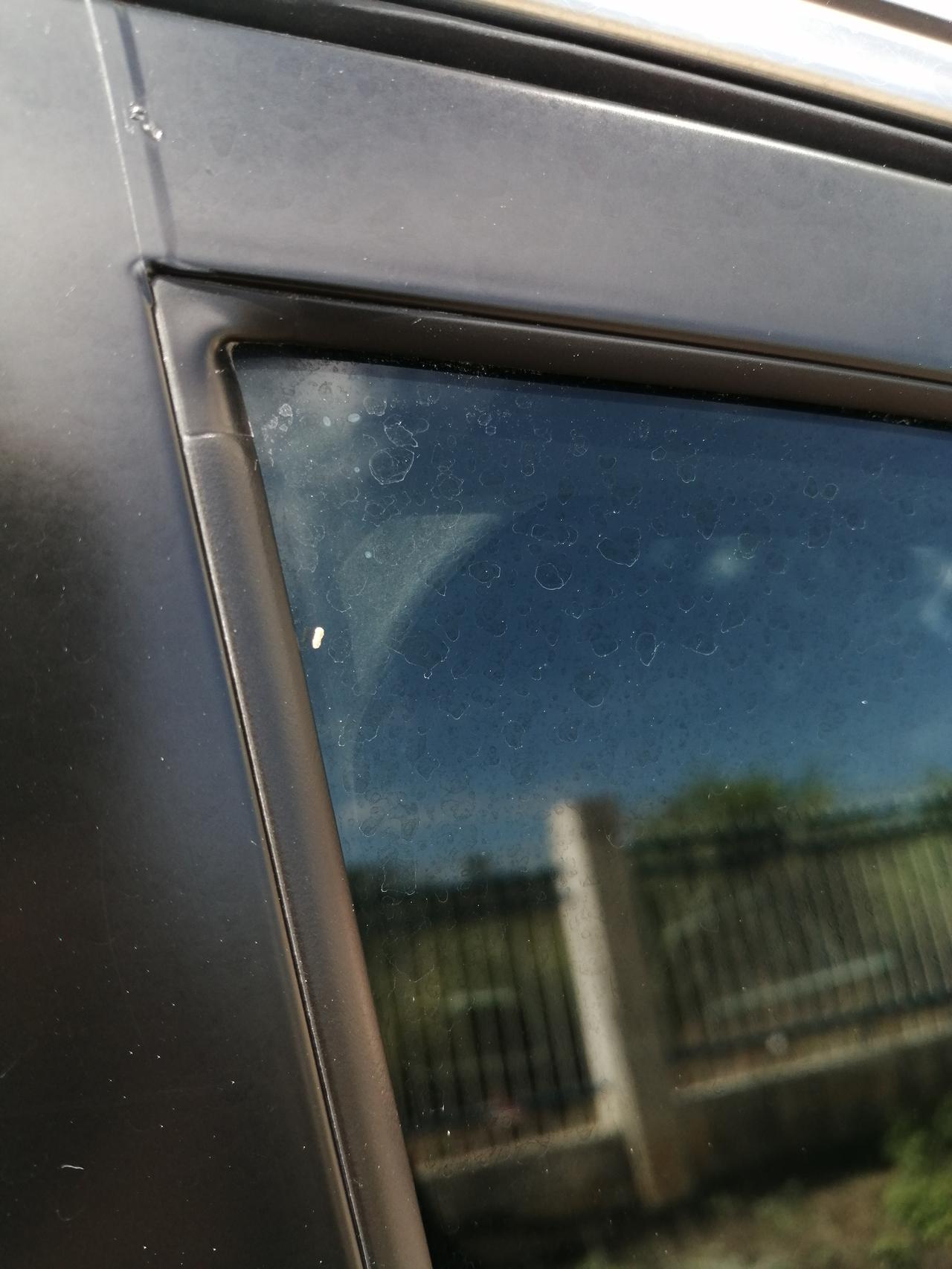 买日产经典轩逸快一年了,发现全车上的玻璃都有水印的,包括前档