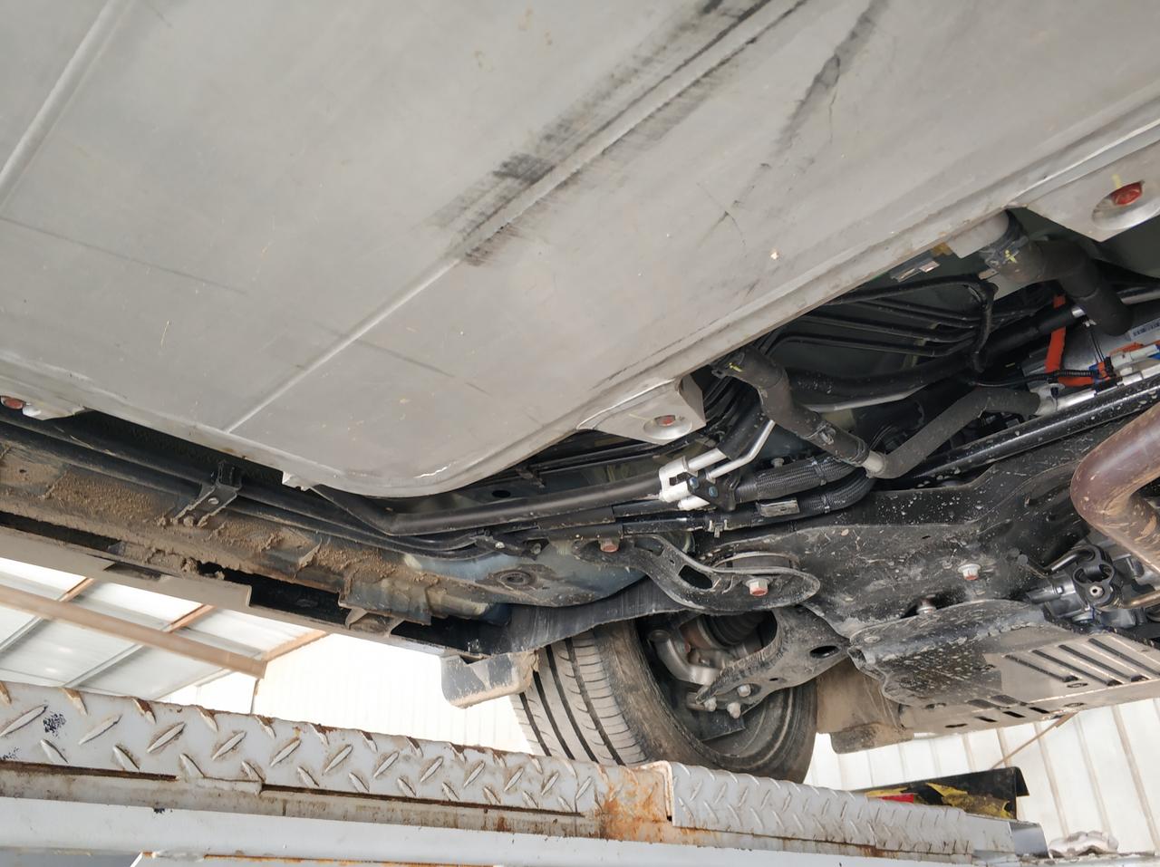 比亚迪宋max dm的小伙伴,开车时注意下左侧哟 底盘的布局