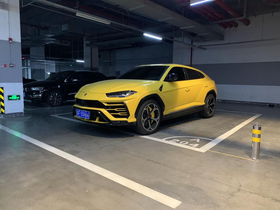 南通万象城地下车库偶遇南通本地牌兰博基尼urus