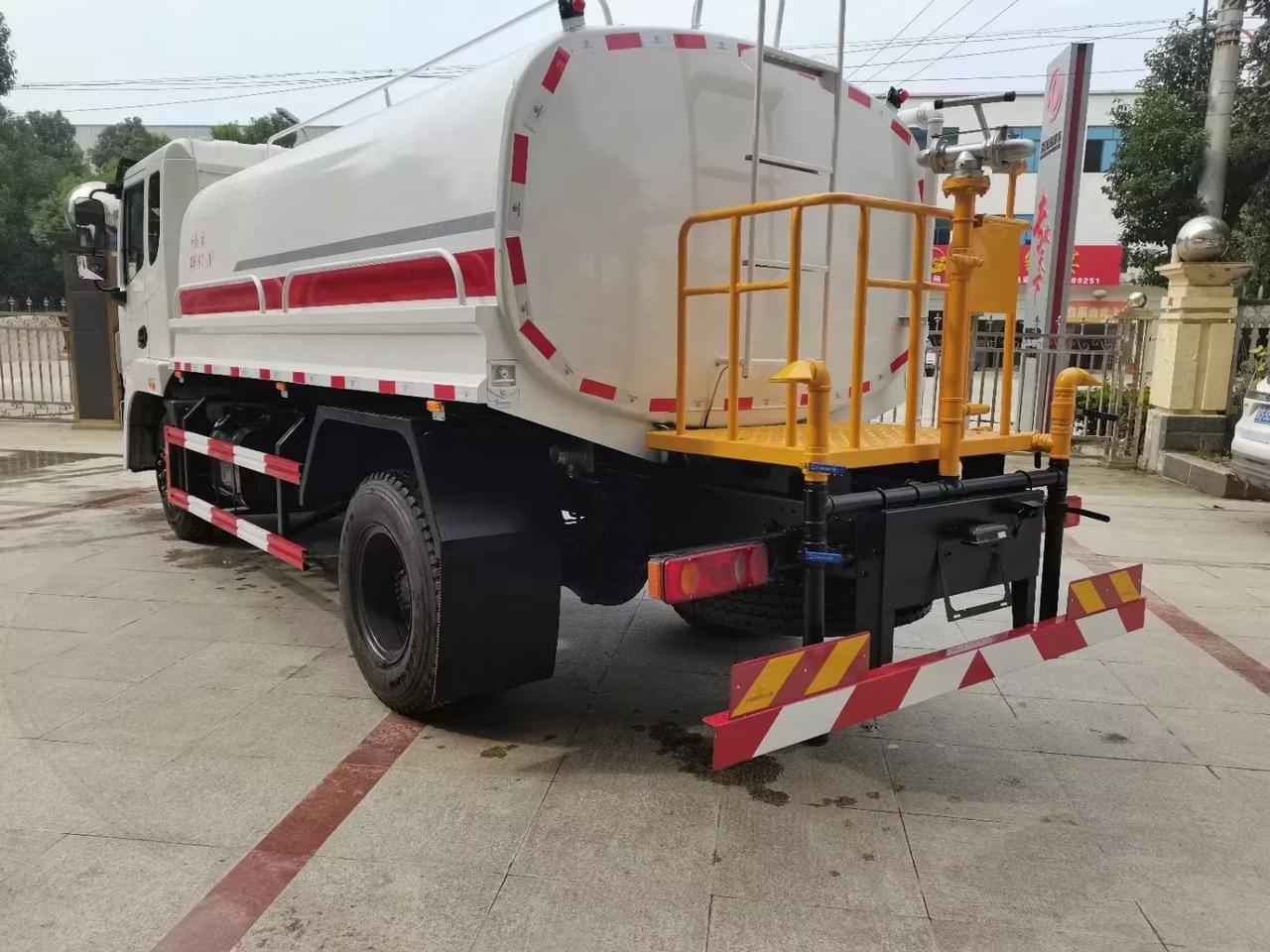 好车欣赏-东风锦程洒水车:玉柴165马力,法士特8档变速箱