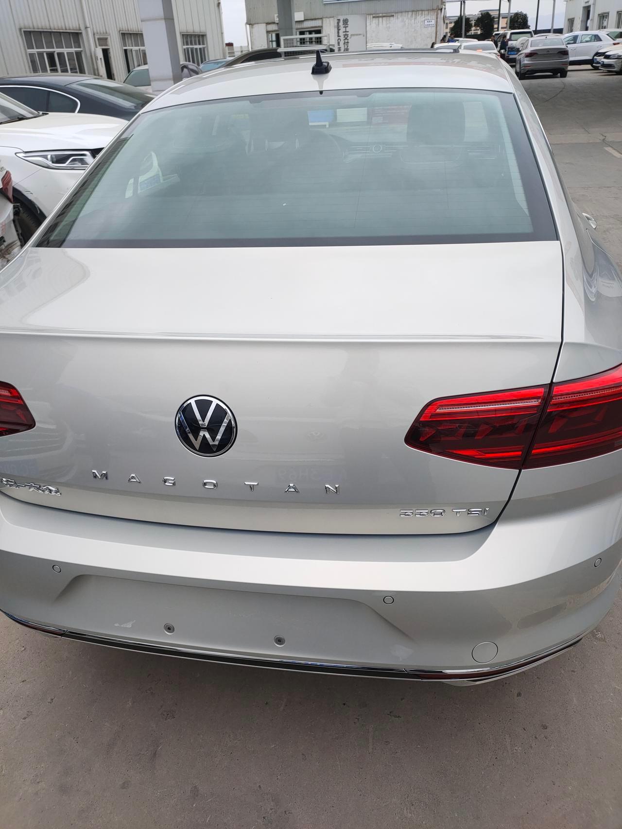 迈腾车尾字母大家觉得哪种好看