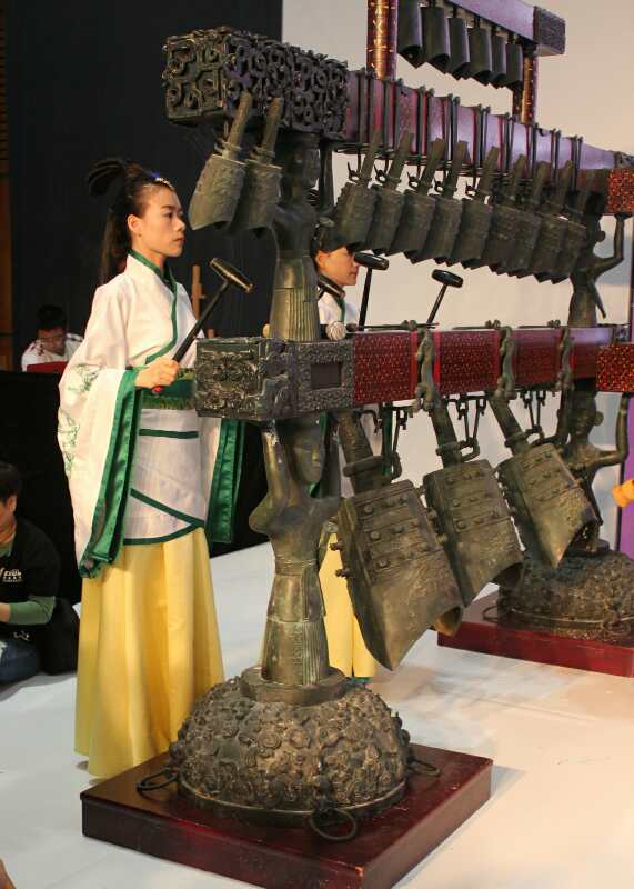 编钟是我国古代打击乐器, 64件一套的组合来看,编钟是我国古代音乐