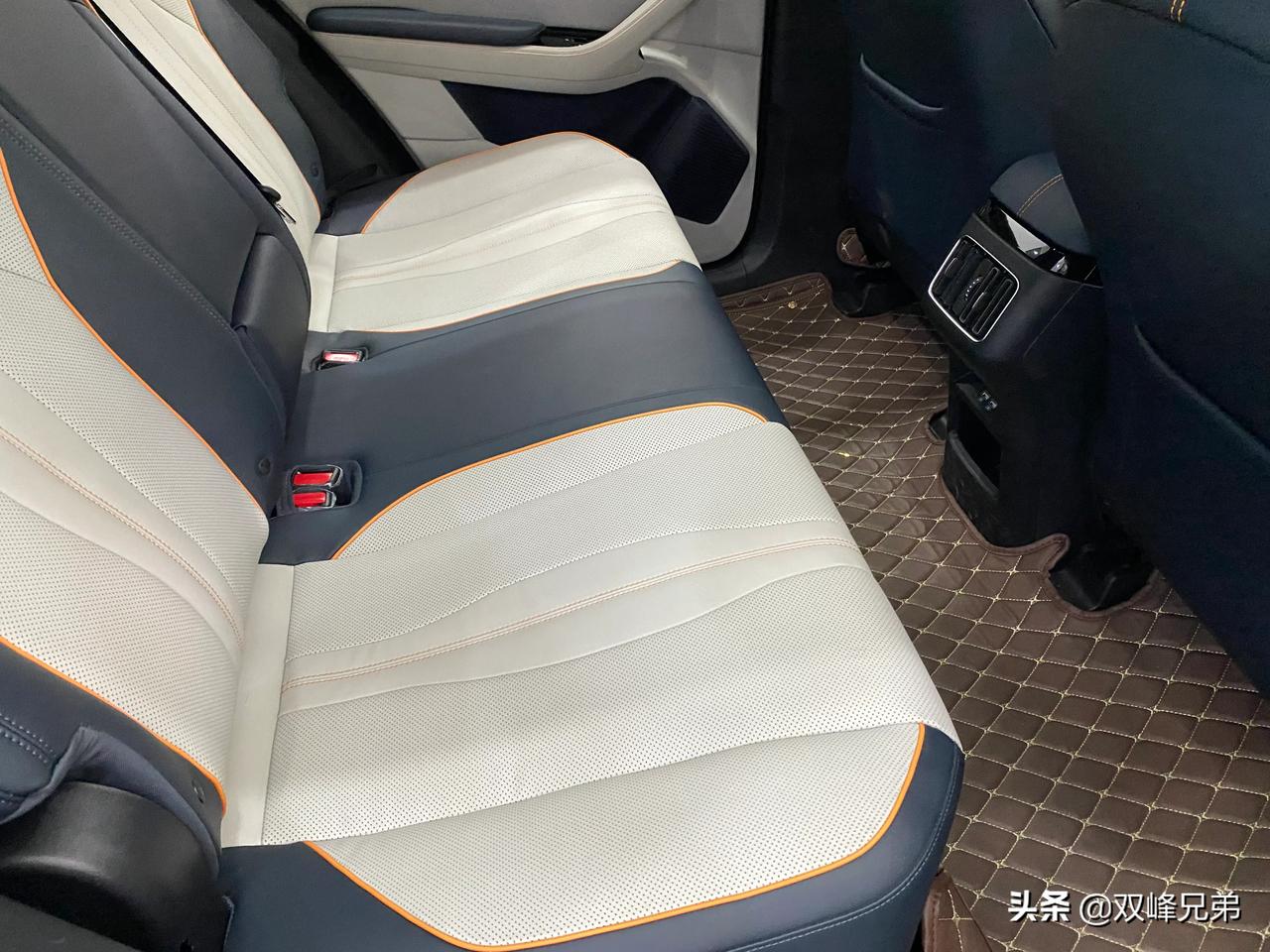 比亚迪宋plus dmi,今天去看了实车,越看越喜欢,后排空_9/9页