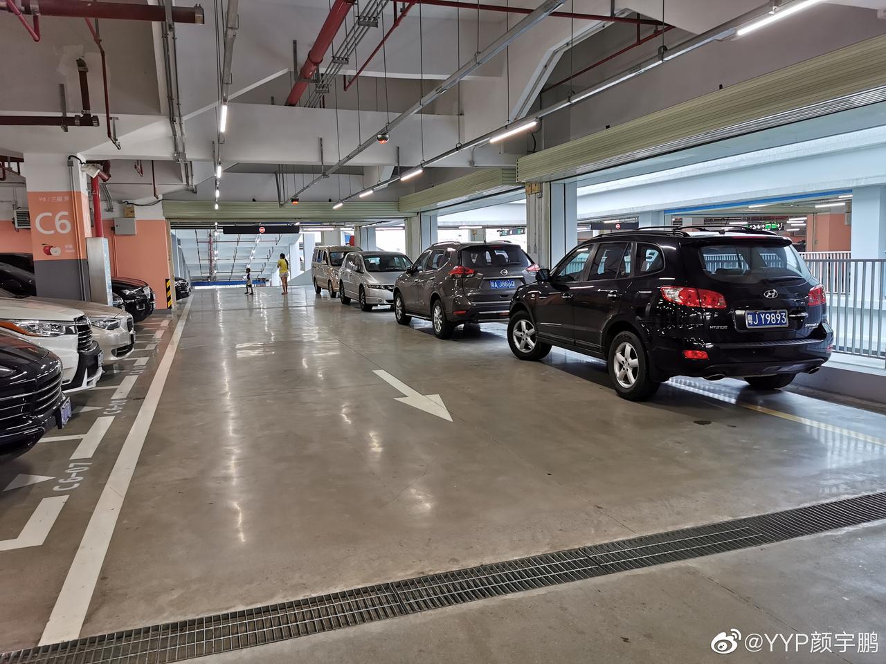 广州白云机场的t2停车楼一直非常整洁有序这是我头一次看到这种违停的