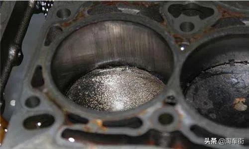 烧机油的成因相当复杂,其中最大原因是源于发动机内的气缸,气门野及