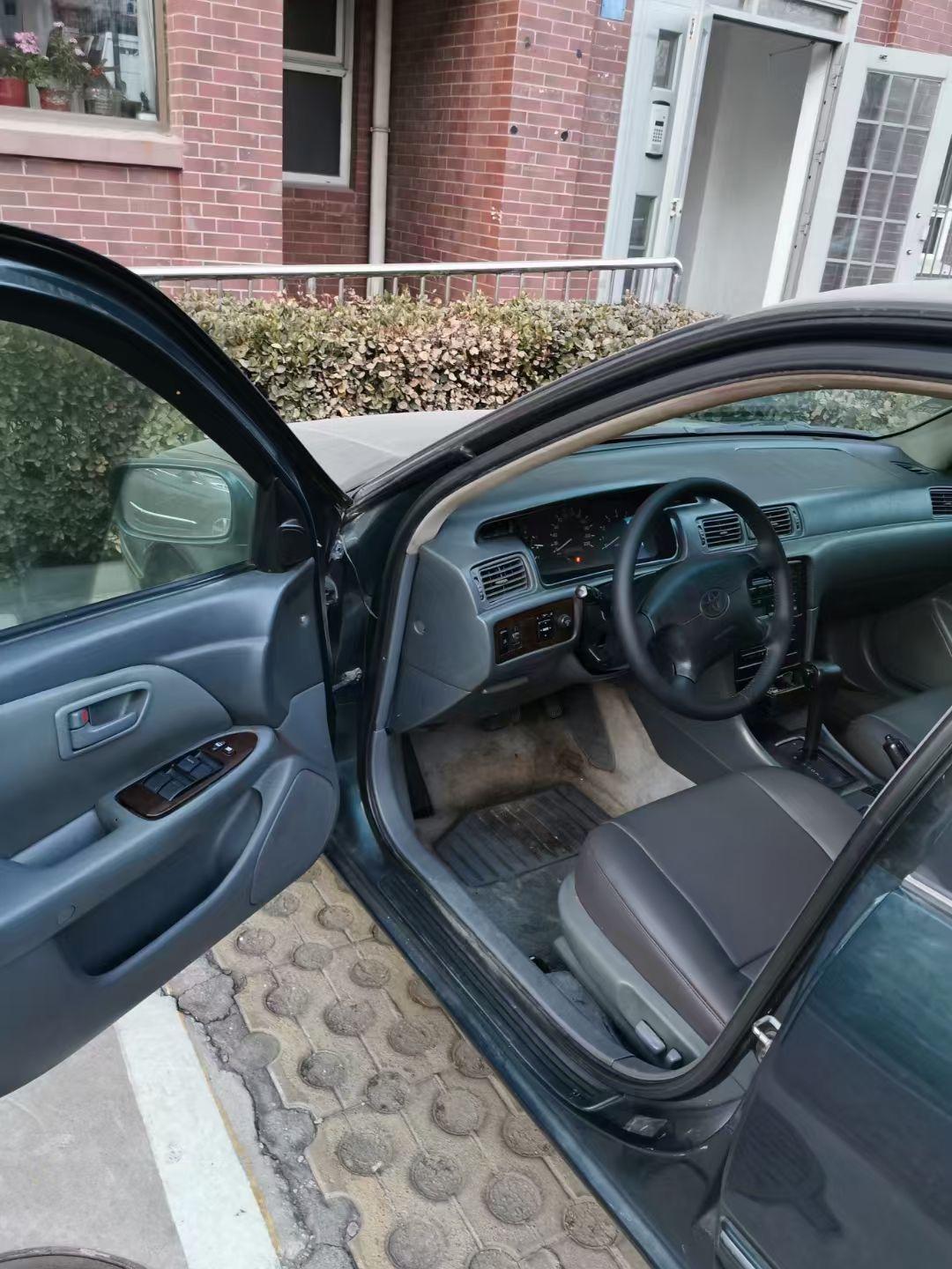 98年的丰田佳美 要说这车有没有情怀?有!我记着小时候有次我