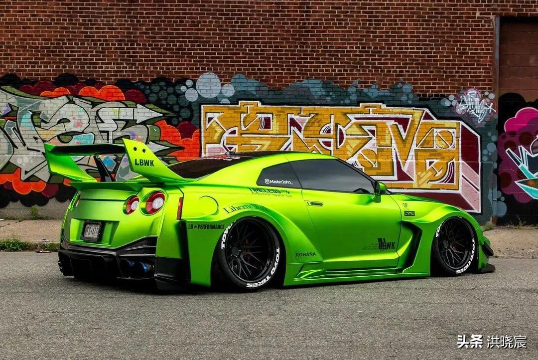 绿色宽体贴地大尾战神gtr