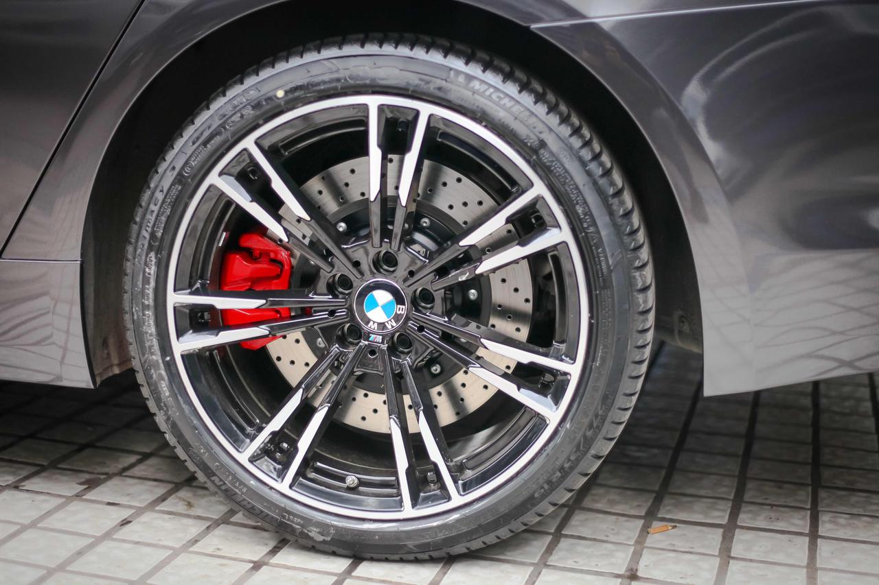 宝马5系 定制锻造轮毂 brembo v6卡钳 后轮加大盘 cys金属碳灰