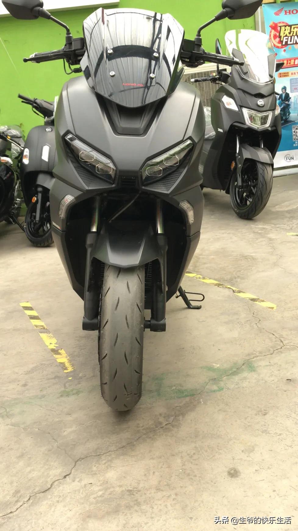 有喜欢踏板车的人还朋友下午可以来北清路来试驾龙嘉vmax300免费试驾