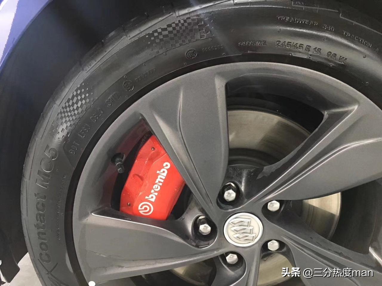 帶按摩記憶功能運動桶形座椅,原廠brembo4活塞卡鉗,bose音響,液晶儀表