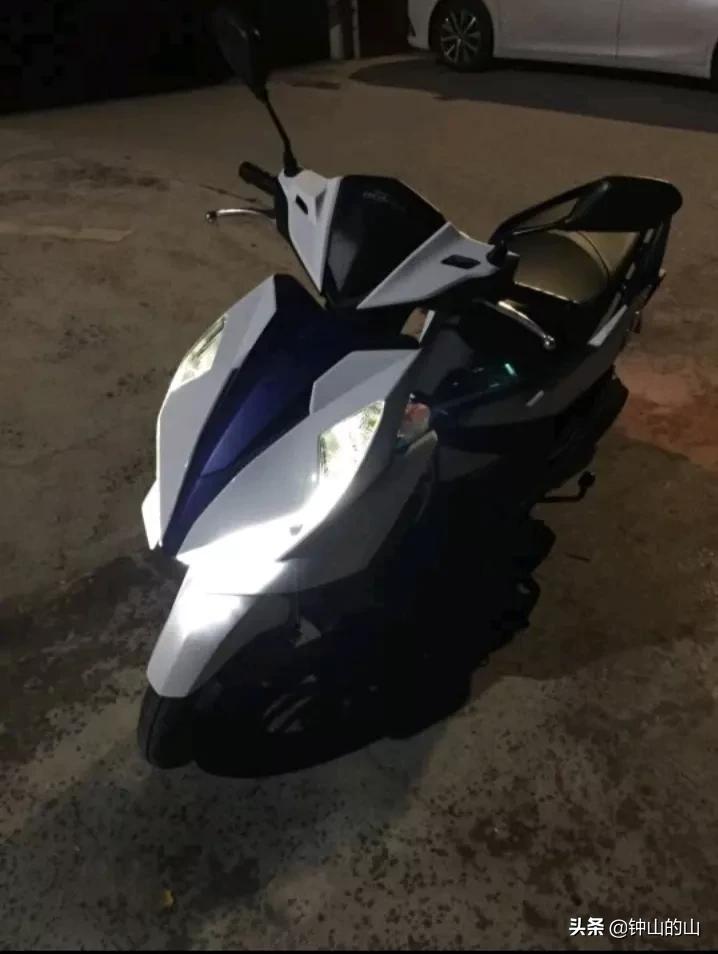 入手了五羊本田nx125之前在实体店看了比网上贵了一百网上订的9580元