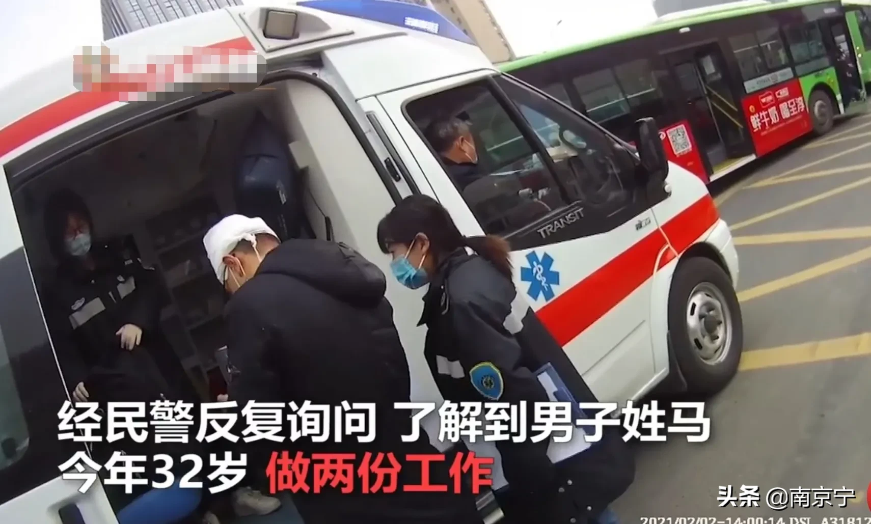 站着|小伙打两份工站着睡着摔倒受伤 连续多天没睡好觉