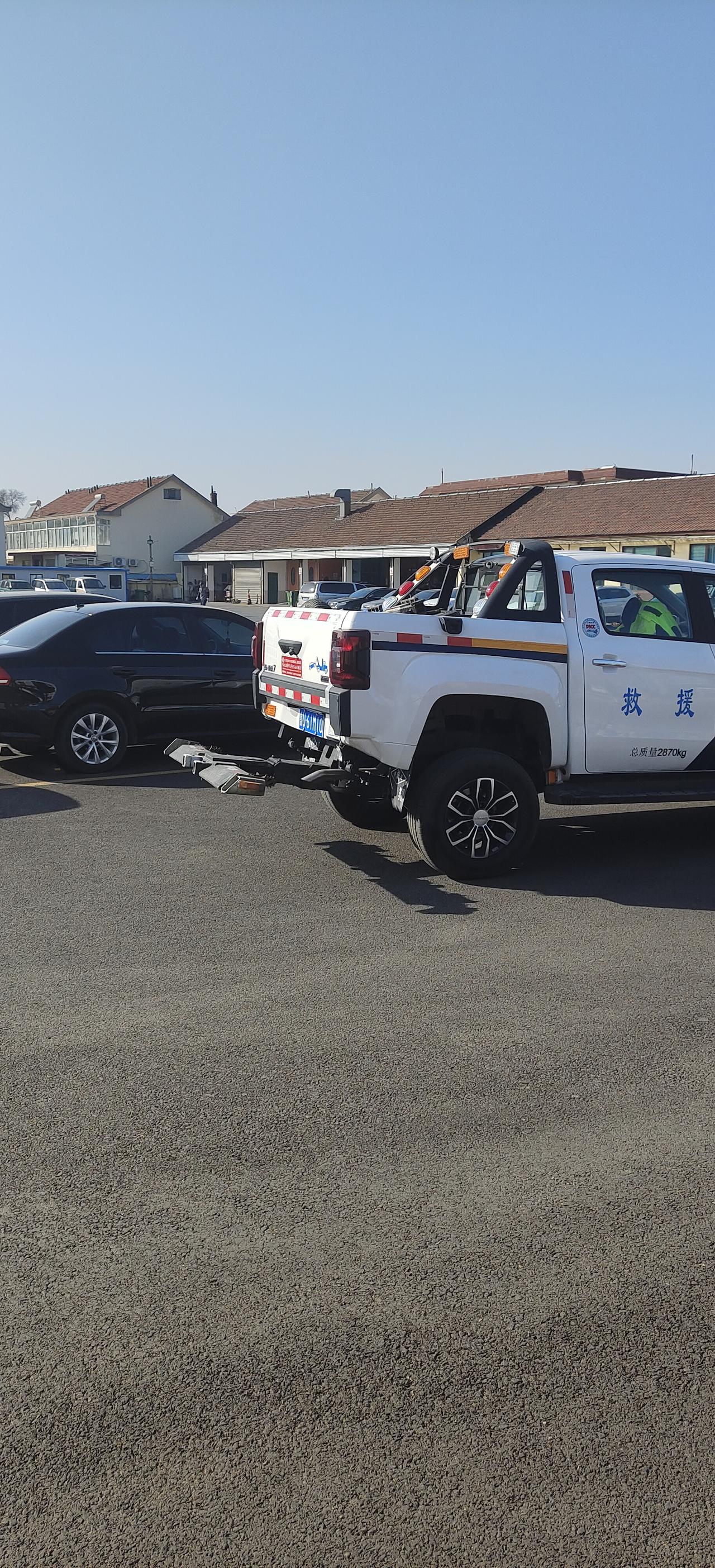 帅气的皮卡清障车专业地下车库拖车