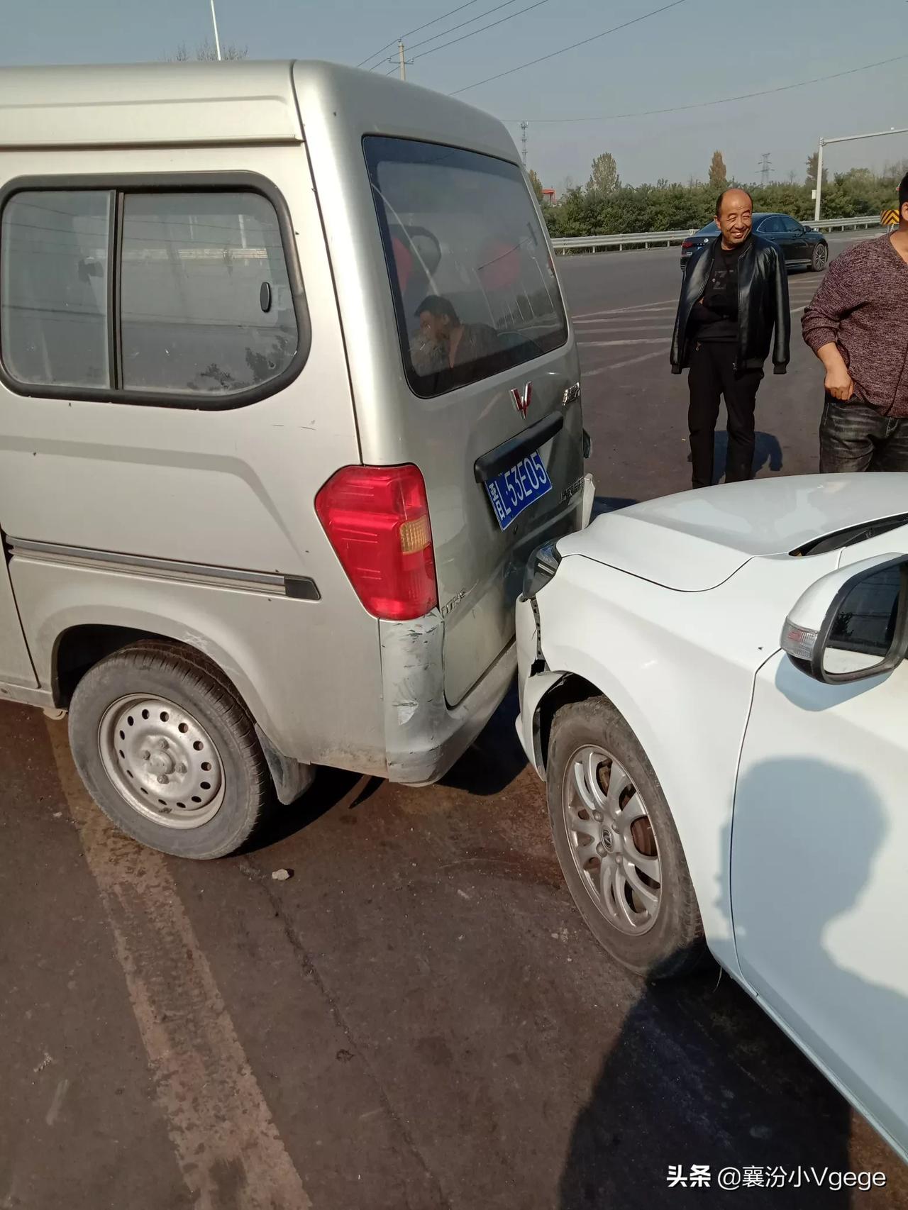 一辆长安轿车和一辆五菱面包车发生追尾事故!